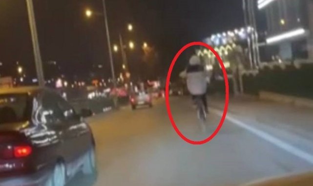Bursa'da bisikletli gencin trafikteki tehlikeli yolculuğu kameralara yansıdı