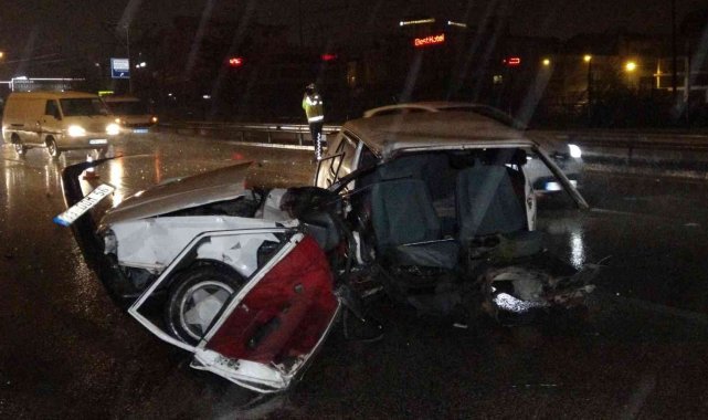 Bursa'da kamyonun çarptığı otomobil ikiye ayrıldı: 2 yaralı
