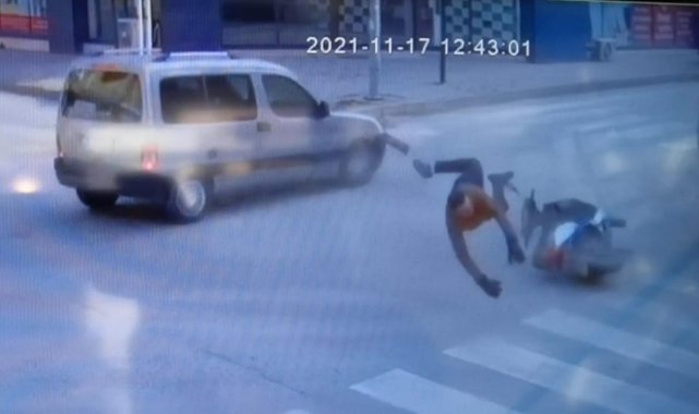 Bursa'da kaza yapan bisiklet sürücüsünün havalandığı anlar kamerada
