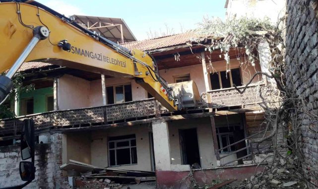 Bursa'da madde bağımlılarının mesken tuttuğu metrûk binalar yıkılıyor