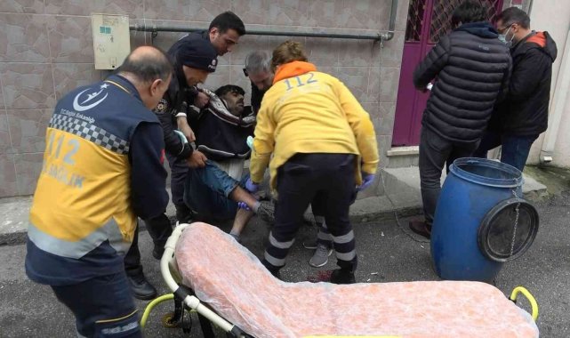 Bursa'da polise bıçakla saldıran şahıs, ayağından vurularak etkisiz hâle getirildi