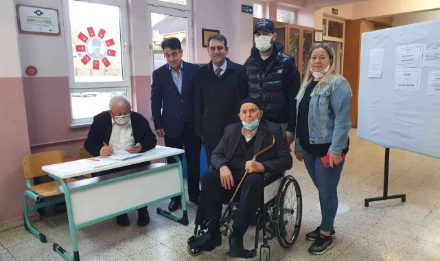 Bursa'da yaşayan hayırsever işadamı kendi yaptırdığı okulda oyunu kullandı