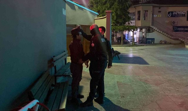Camiye giren hırsız kovalamacayla yakalandı, üzerinden uyuşturucu çıktı