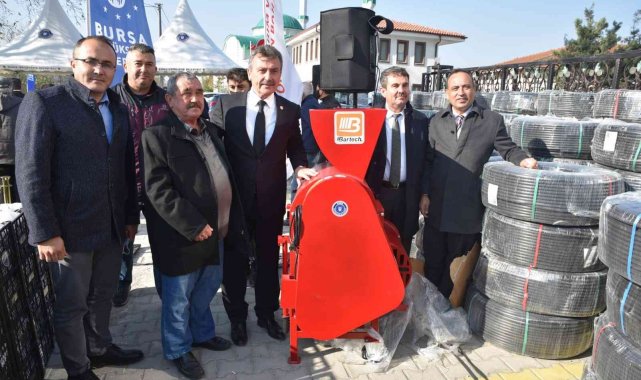 Çiftçiye damlalık sulama sistemi ve çilek fidesi desteği