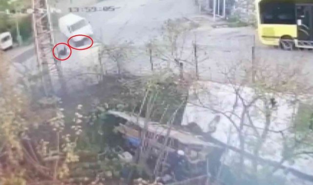 Freni boşalan minibüs yoldan geçen 2 kadına çarptı: 1 ölü, 2 yaralı