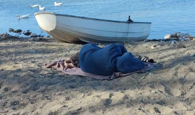 Göl kıyısında ayağında çorap olmadan uyudu, görenlerin yüreğini burktu
