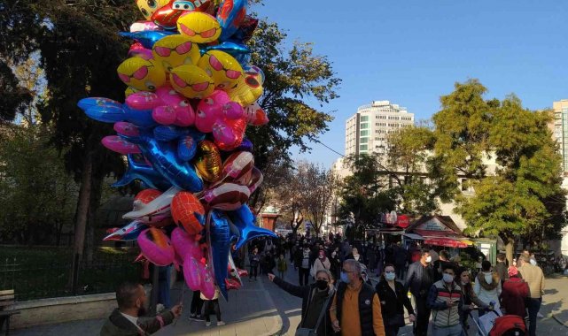 Hafta sonu havalar ısındı, Bursalılar çarşıya akın etti
