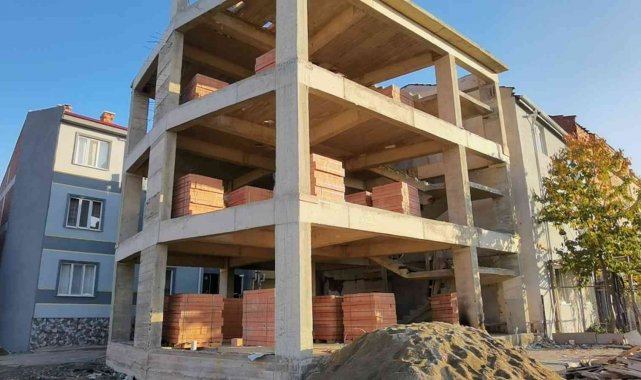 İnşaattan düşen çocuğu kum yığını kurtardı