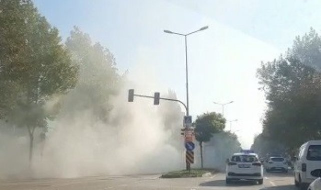 Kırmızı ışıkta bekleyen otomobil alev aldı