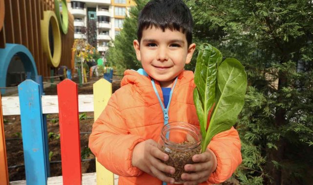 Minik çocuklar fide ve tohumları toprakla buluşturdu