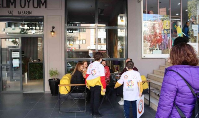 Minik öğrenciler sokak hayvanları için sokakta yürüyüp mama dağıttı