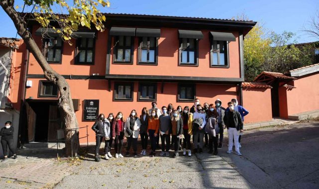 Nilüferli öğrenciler müzikten dramaya Gülten Akın şiirlerini öğrendiler
