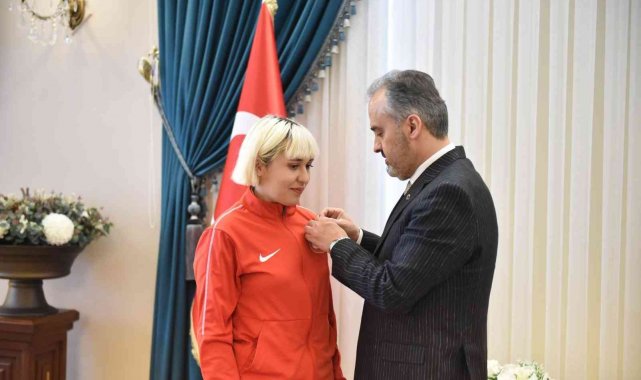 Ödüllü sporculardan Başkan Aktaş'a ziyaret