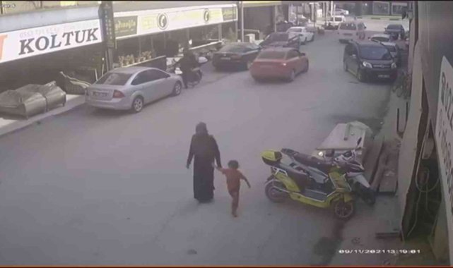 Oğluna hırsızlık yaptıran kadın kameraya yakalandı