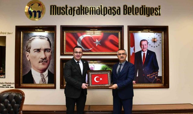 Oğlunun hatırasını yaşatmak için binlerce fidanı toprakla buluşturan öğretmene anlamlı sürpriz
