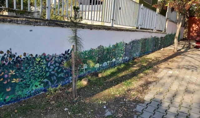Okul bahçesinin duvarları çiçek açtı