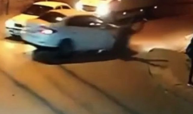 Otomobil yolun karşısına geçmeye çalışan yaşlı adama böyle çarptı