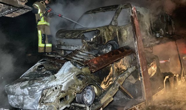 Sıfır Fiat marka araçlar alev alev yandı, sürücü fenalık geçirdi