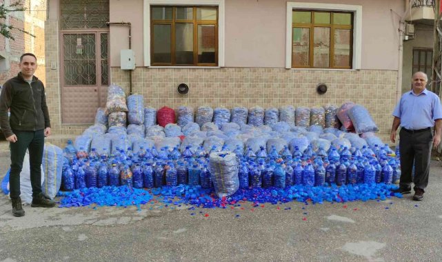 Sokak sokak gezip engelliler için 3 yılda 1 ton kapak topladı