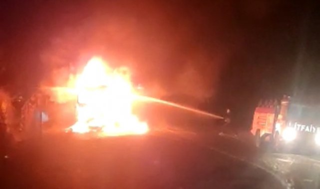 Sülfürik Asit yüklü tanker devrilerek alev alev yandı, yol güvenlik gereği kapatıldı