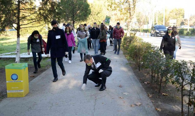 Üniversitenin gönüllüleri kampüsteki atıkları topladı