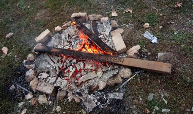 Vandallar parkı yakıp yıktı