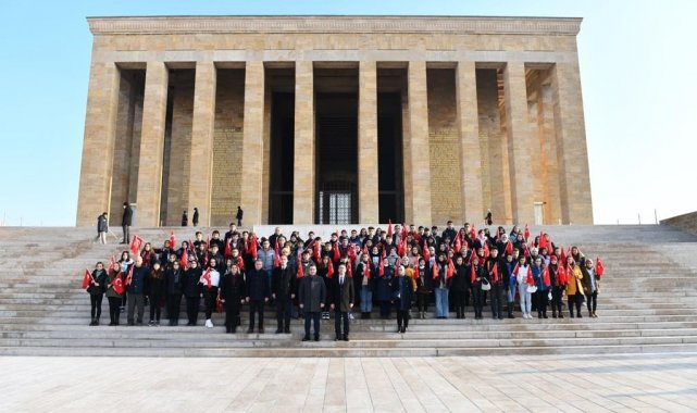 Başkan Kanar 99 öğrenci ile Ata'nın huzuruna çıktı