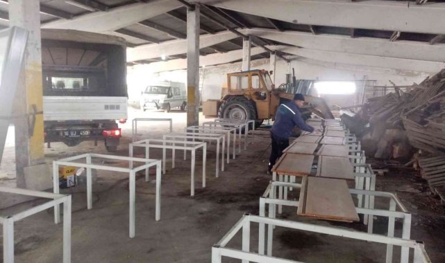 Belediye ara tatilde okul sıralarını onardı