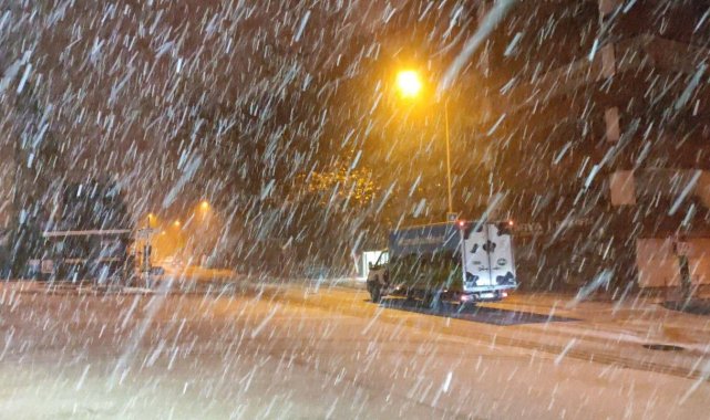 Bursa'da "kar çilesi", araçlar yolda kaldı