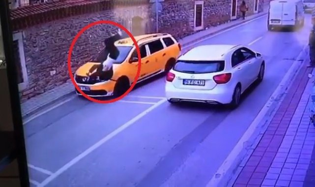 Bursa'da yolun karşısına geçmek isteyen çocuğa ticari taksi böyle çarptı
