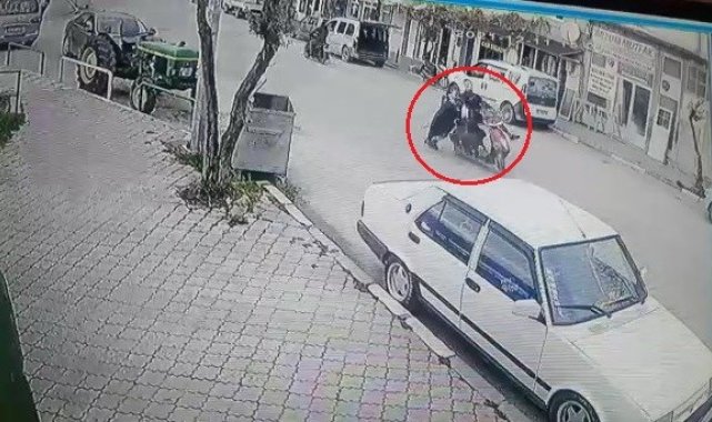 Bursa'da yolun karşısına geçmek isteyen kadına motosiklet böyle çarptı