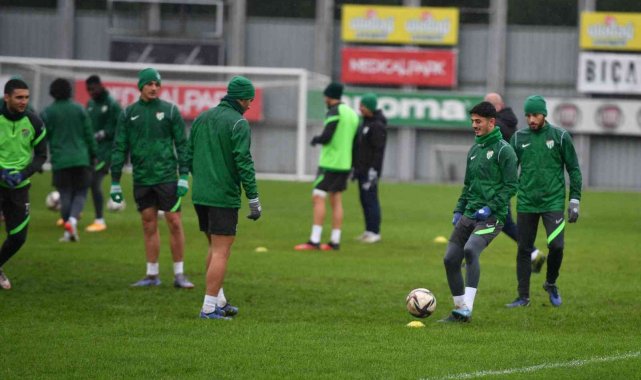 Bursaspor şut çalışmasıyla hazırlıklarını tamamladı - Yeşil-beyazlı takım otelde kamp yapacak