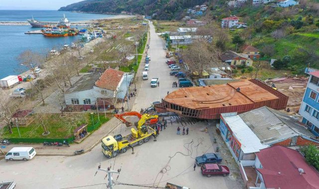 Devasa tekneyi karadan yürütüp sahile böyle taşıdılar
