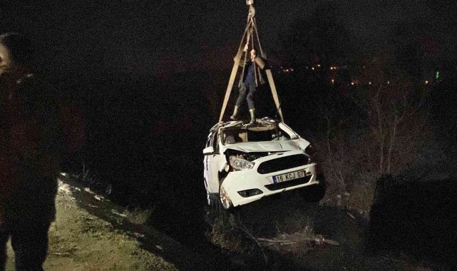 İçinde kadınların olduğu araç dereye uçtu; 2 yaralı