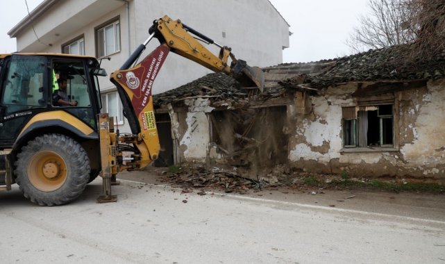 İnegöl'de 12 metruk bina yıkıldı