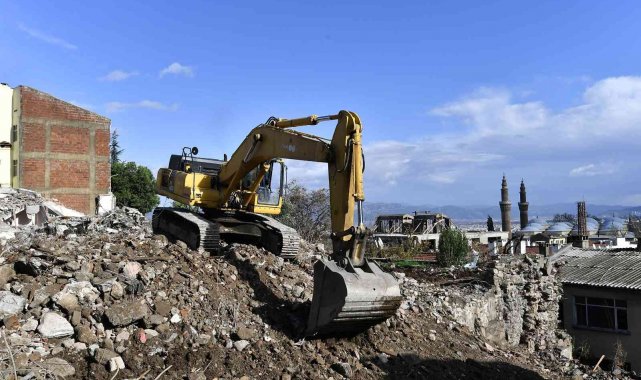 Kavaklı'da riskli binaların yıkımı sürüyor