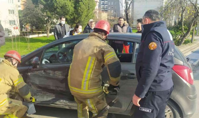 Kavşakta meydana gelen kazada 2 kişi yaralandı