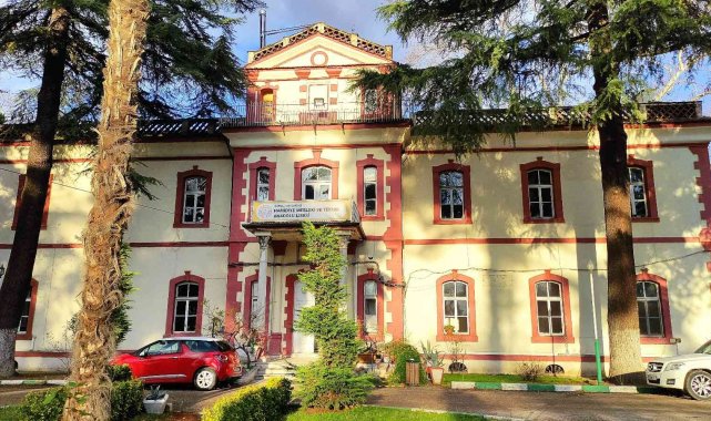 Lisede öğrenciler keçi sağıp, tavuk bakıyor