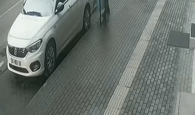 "Yok artık" dedirten görüntü...Çöp kovasını böyle çaldı