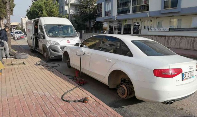 13 aracın lâstiklerini kesip, adının baş harflerini yazdı