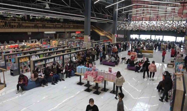BKMKİTAP'da imza günü yoğunluğu
