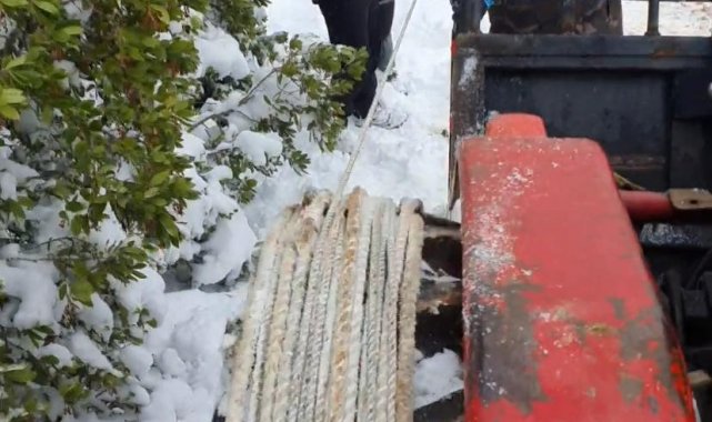 Bursa'da gençlerden ilginç yöntem...Önce buzlu rampada kızakla kaydılar, sonra traktörün lastiğiyle ipi çekerek yukarı kaydılar