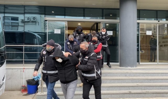 Bursa'da suç örgütüne yapılan şafak baskınında gözaltına alınan 11 kişi adliyeye sevk edildi
