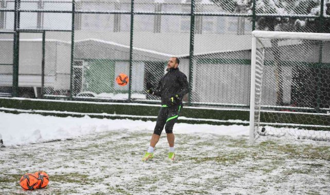 Bursaspor yoğun kar yağışı altında Eyüpspor maçı hazırlıklarını tamamladı