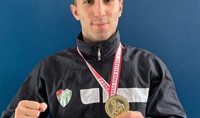 Bursasporlu boksör Yiğit Üs Türkiye şampiyonu oldu