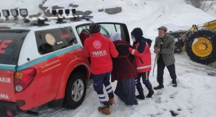 Diyarbakır'da sağlık ekipleri, yoğun kar yağışında vatandaşların imdadına koştu