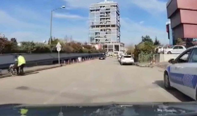 Engelli vatandaşın imdadına trafik polisi yetişti