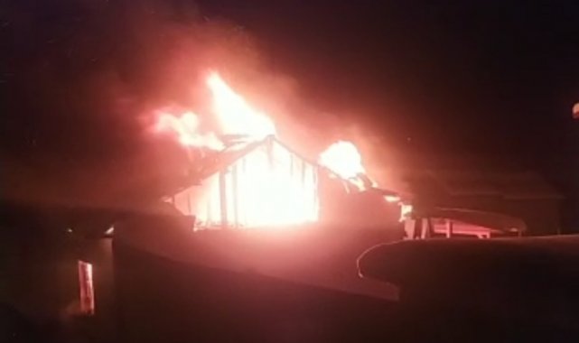 İnegöl'de tek katlı ev alev alev yandı - Bursa Haberleri