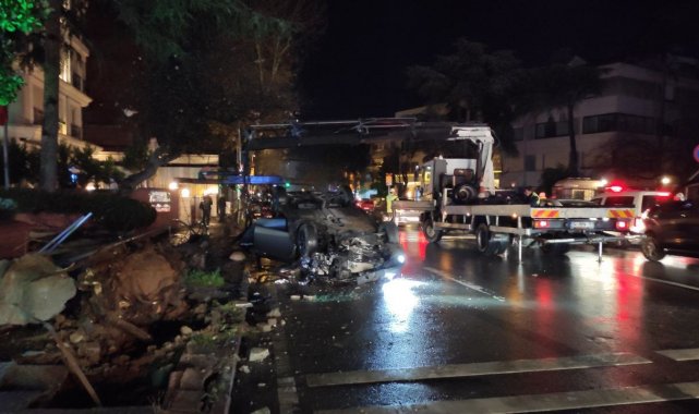 Kadıköy'de makas atan otomobil ağaç ve sokak lambasına çarptıktan sonra takla attı