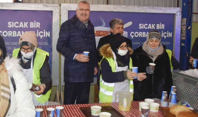 Karacabey Belediyesi'nden vatandaşlara sıcak çorba ikramı